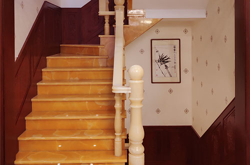 林芝中式别墅室内汉白玉石楼梯的定制安装装饰效果