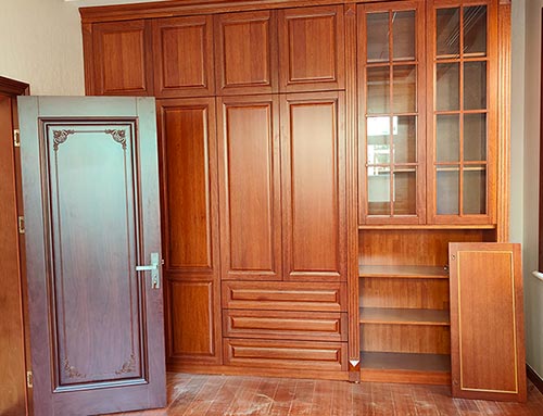 林芝中式家庭装修里定制的实木衣柜效果图